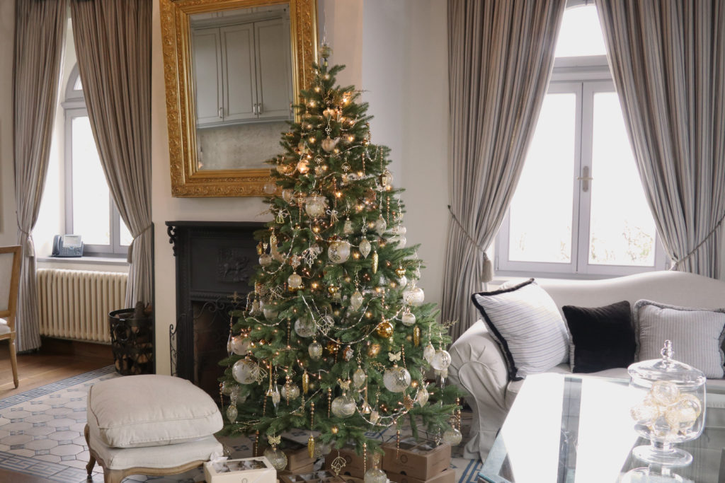 Zámecké apartmá s vánočním stromkem, který je ozdobený zlatými ozdobami z naší zlaté kolekce.