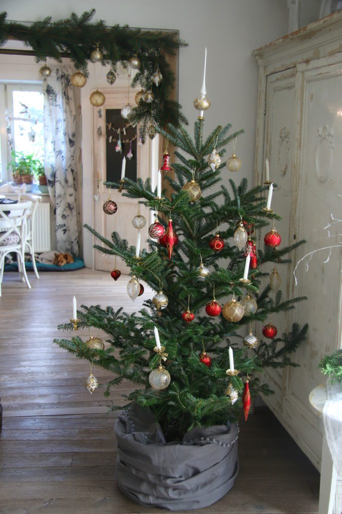 Ozdobený vánoční stromeček skleněnýma ozdobama.
